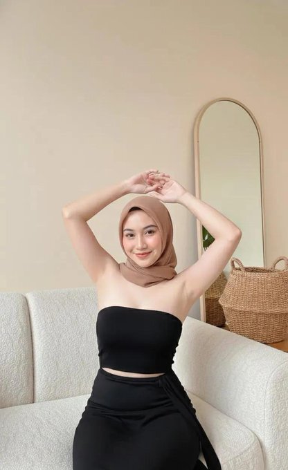 Pose Mila Nungging Membuat Aku Bergairah